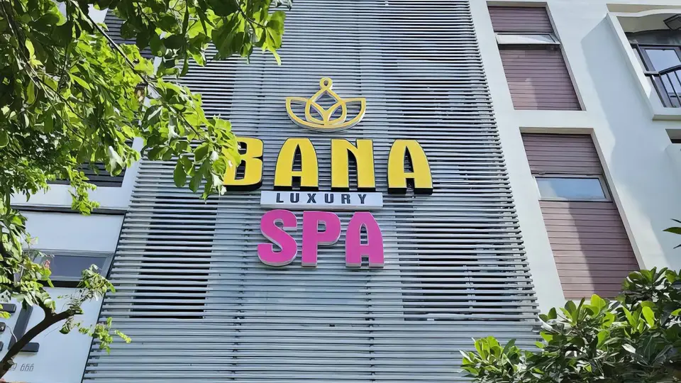 ダナン バナ ラグジュアリー スパの印象的な看板が掲げられた建物外観