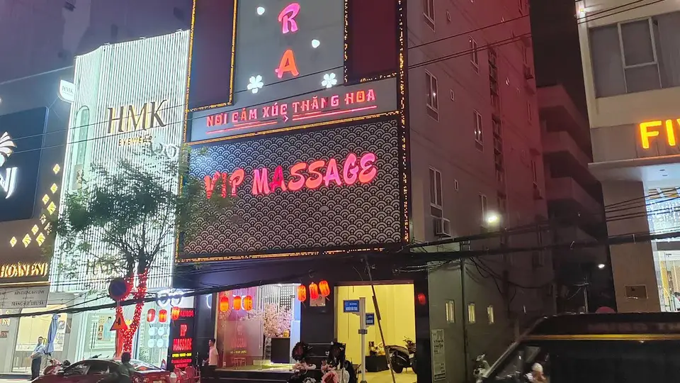 다낭 사쿠라 마사지의 건물 외관과 눈에 띄는 간판