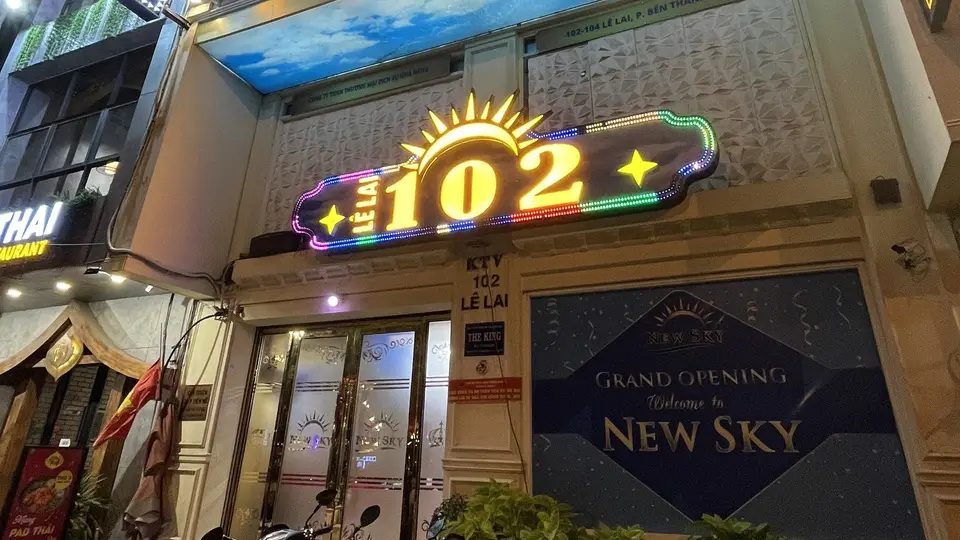호치민 102 가라오케의 인상적인 건물 간판