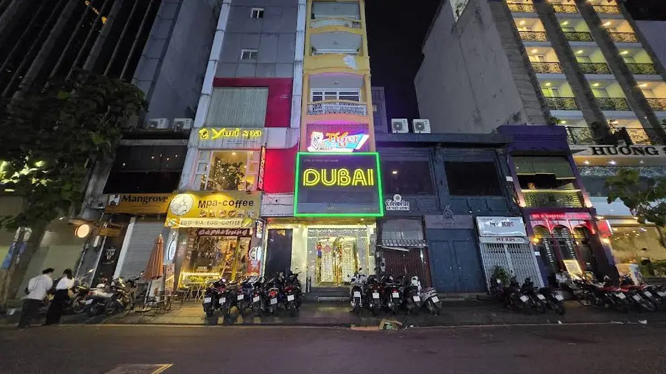 도심 속 호치민 두바이 가라오케의 건물 외관
