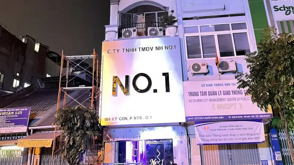 호치민 넘버원 가라오케의 인상적인 로고와 건물 외관