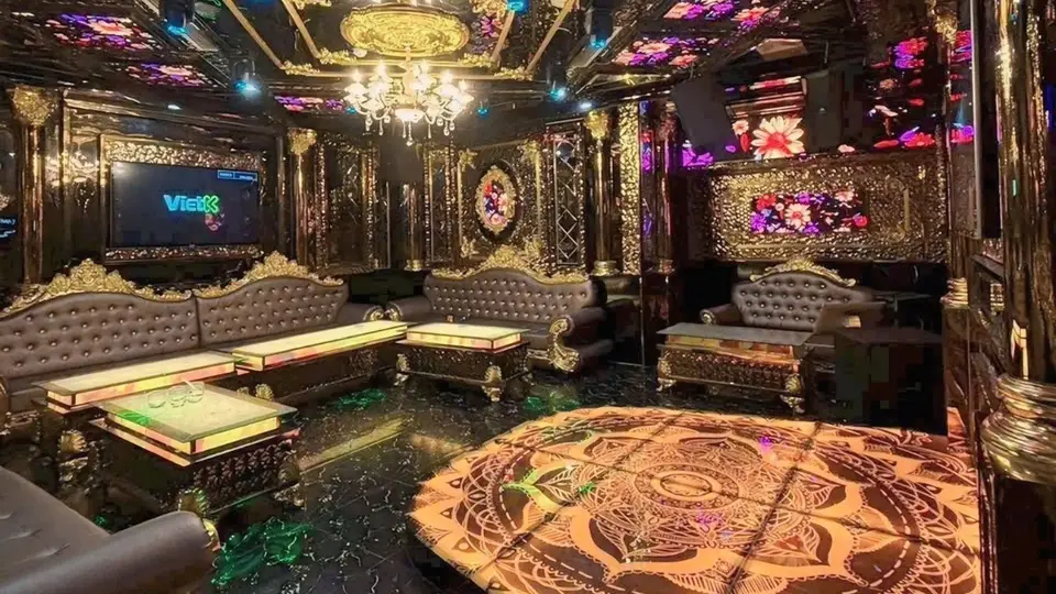 Anova卡拉OK黑金包廂，金色花卉飾板、水晶吊燈與曼陀羅圖紋地板交相輝映